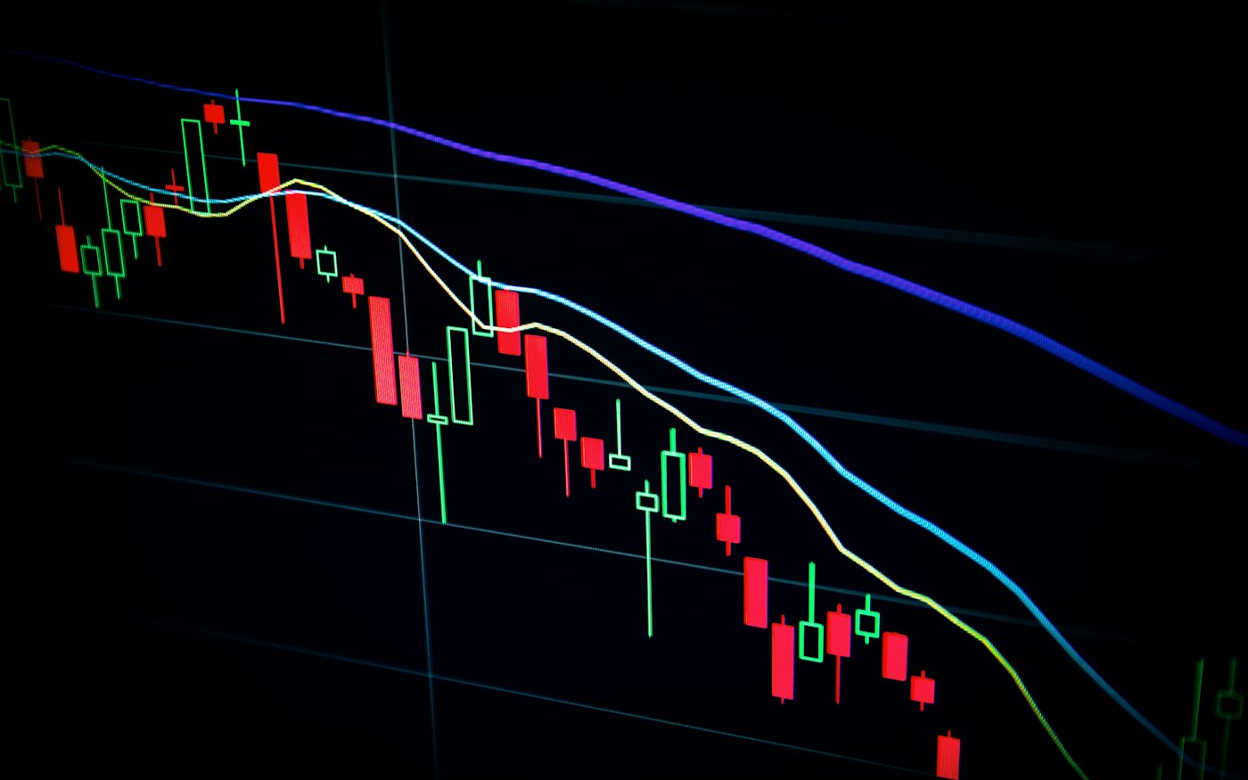 Gráfico financeiro em tela escura