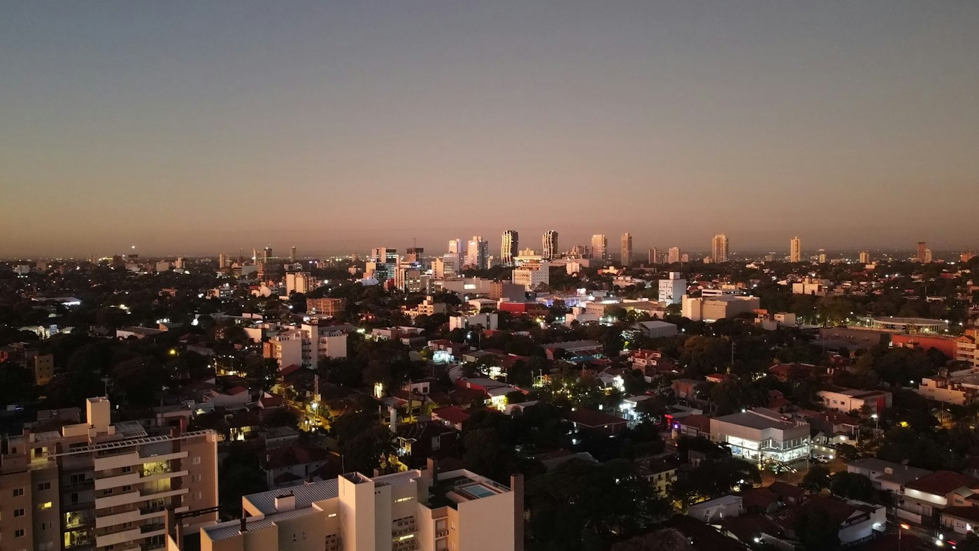 Skyline de Assunção ao anoitecer